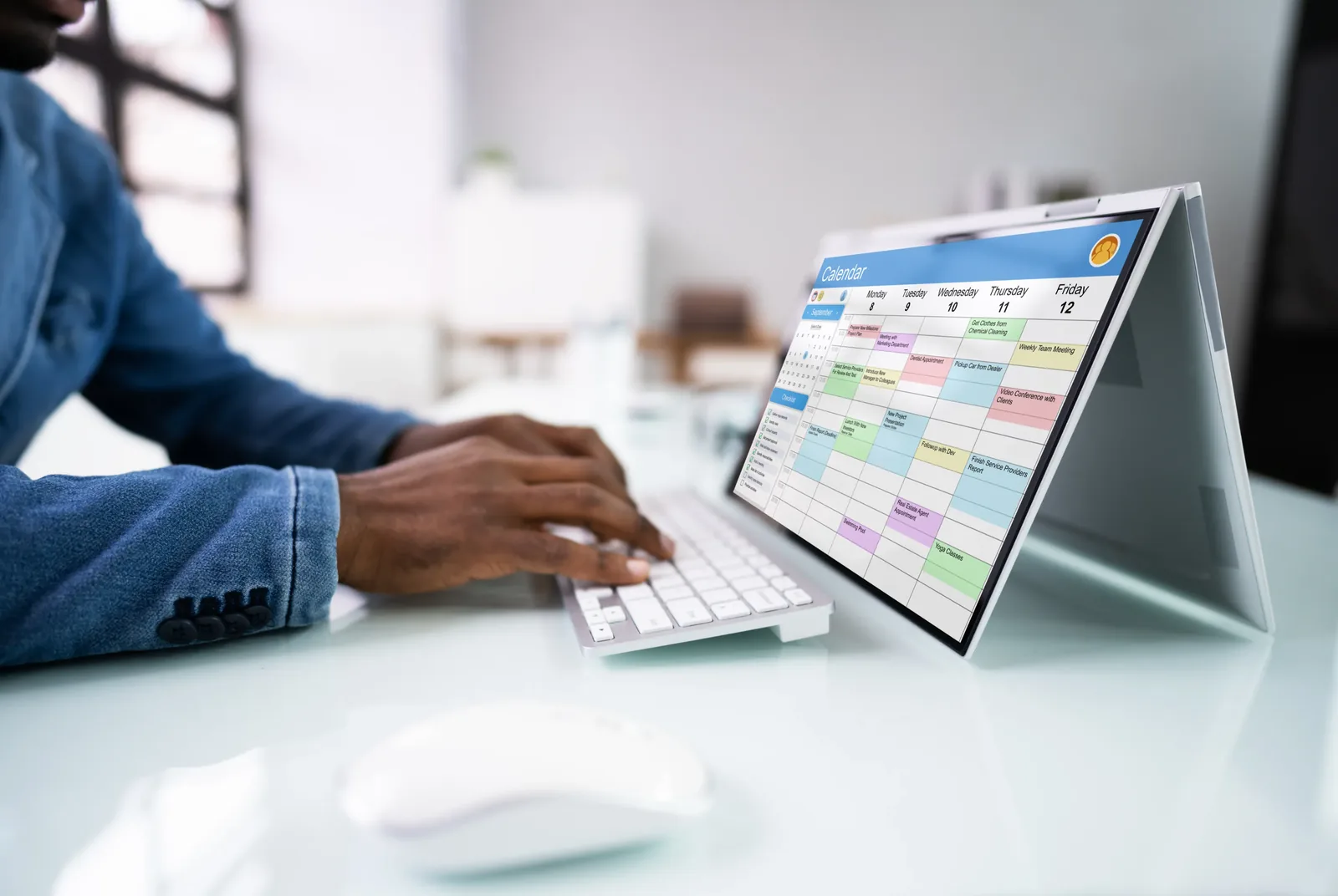 A calendar open on a laptop, representing session scheduling, pacing and continuity between appointments