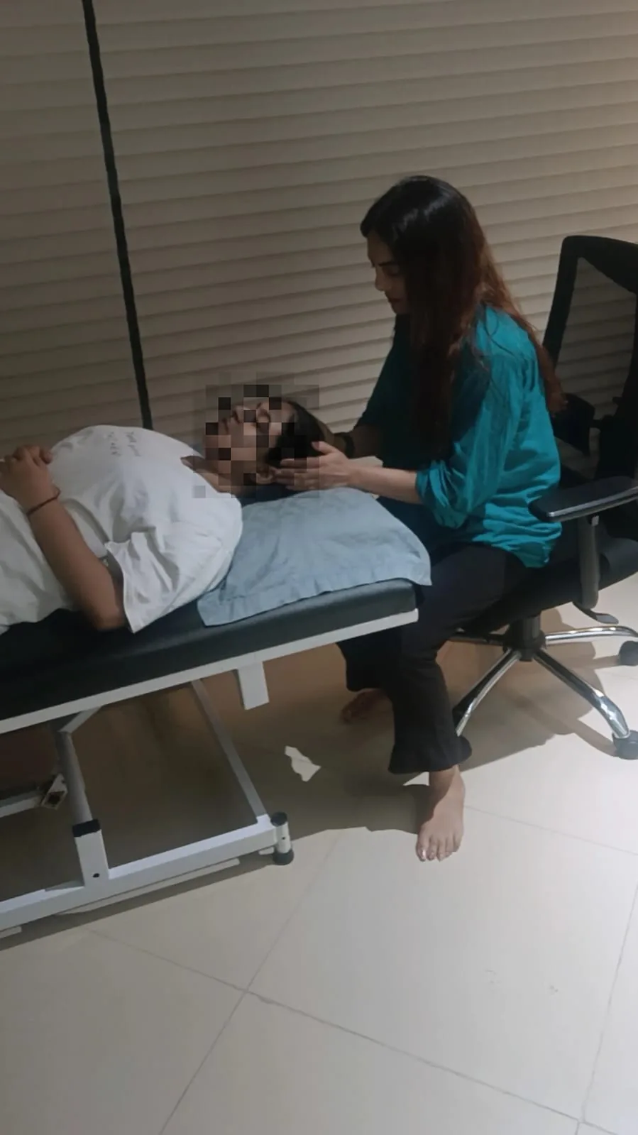 Vibha Jain conducting a hypnotherapy session with a client resting comfortably on a reclining couch